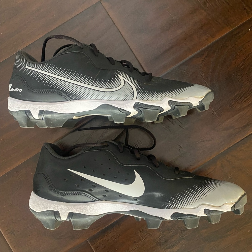 Nike Black and White Men's Athletic Cleats